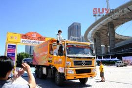 后保車隊(duì)給力&nbsp;環(huán)塔拉力賽烏魯木齊啟動(dòng)