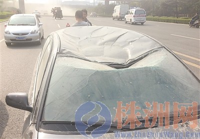 天上掉下個鐵"餡餅" 路過的奧迪車和教練車被砸中