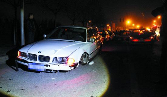 寶馬司機(jī)打的哥撞車逃離 遭百輛出租追截