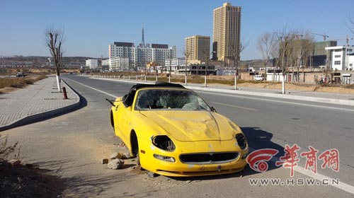 這輛價值百萬元的跑車，如今落魄到這份田地 本報記者李敏攝