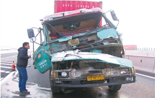 男子邀女網(wǎng)友外出游玩 遇車禍獨自跑路