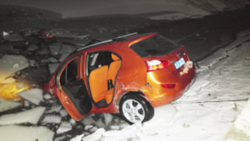 轎車失控一頭扎進(jìn)冰河 車內(nèi)男子已死亡