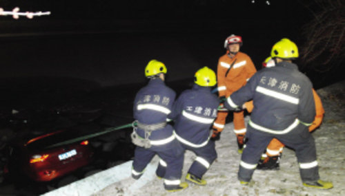 轎車失控一頭扎進(jìn)冰河 車內(nèi)男子已死亡