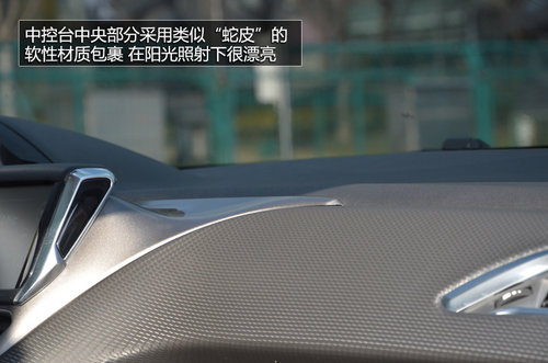 東風標致新2008-SUV內(nèi)飾國內(nèi)首拍 敞亮！