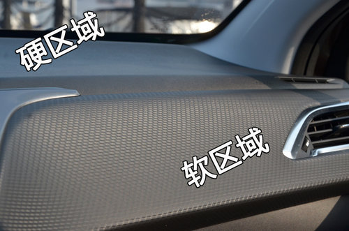 東風標致新2008-SUV內(nèi)飾國內(nèi)首拍 敞亮！