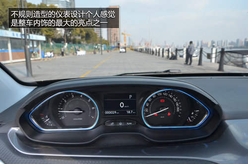 東風標致新2008-SUV內(nèi)飾國內(nèi)首拍 敞亮！