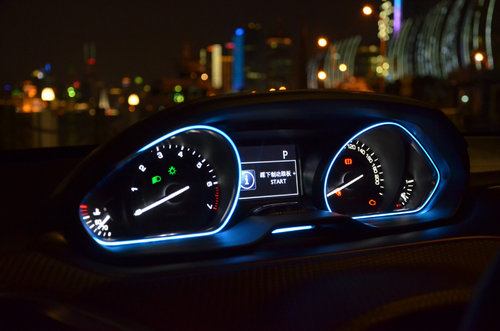 東風標致新2008-SUV內(nèi)飾國內(nèi)首拍 敞亮！