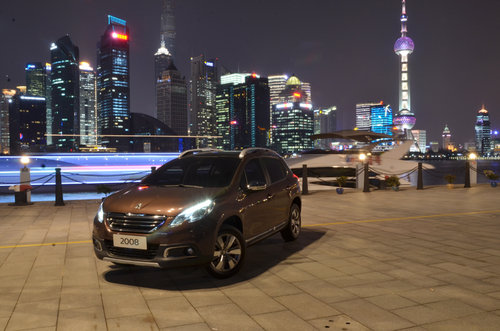 東風標致新2008-SUV內(nèi)飾國內(nèi)首拍 敞亮！