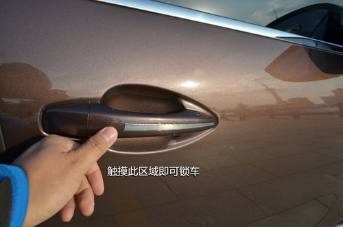 東風標致新2008-SUV內(nèi)飾國內(nèi)首拍 敞亮！