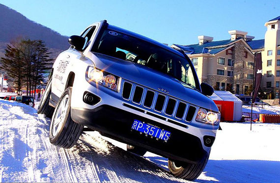 Freedom-Drive適時四驅系統可以應付簡單的越野路況,但最好不要拿它當大切玩,畢竟您才掏了1/3的錢